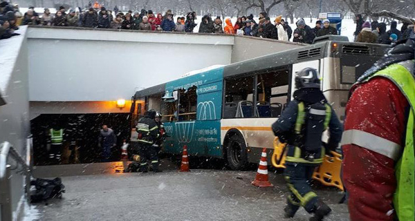 Nga: Xe buýt đâm thẳng xuống hầm đi bộ, đè chết 5 người, 15 bị thương