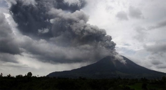 Núi lửa Sinabung phun trào dữ dội ở Indonesia và động đất tại Iran 
