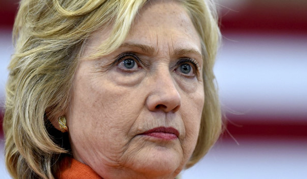 Tạp chí Mỹ xin lỗi vì khuyên cựu Ngoại trưởng Hillary Clinton đan len thay vì tranh cử