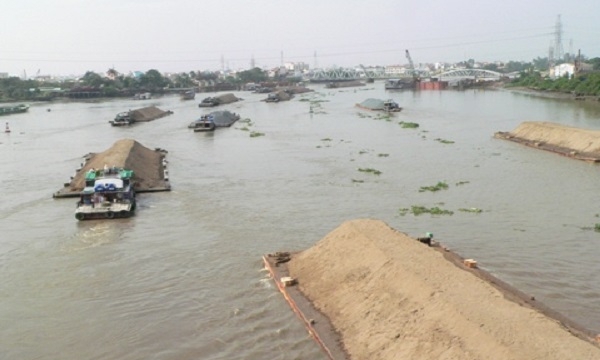 Vĩnh Long: Bắt giữ 2 sà lan khai thác cát trái phép trên sông Tiền