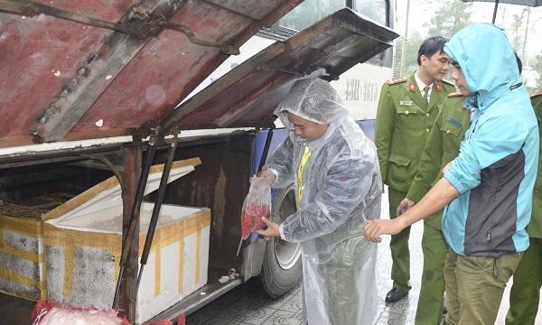 Thừa Thiên - Huế: Bắt giữ xe khách chở 200kg da lợn thối