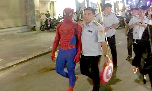 TP.HCM: Hóa thân Spider-Man để bán hàng, nam thanh niên bị phạt 350.000 đồng