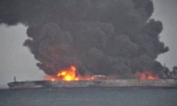 Biển Hoa Đông: Tàu chở dầu 'có nguy cơ nổ', tàu Trung Quốc chữa cháy