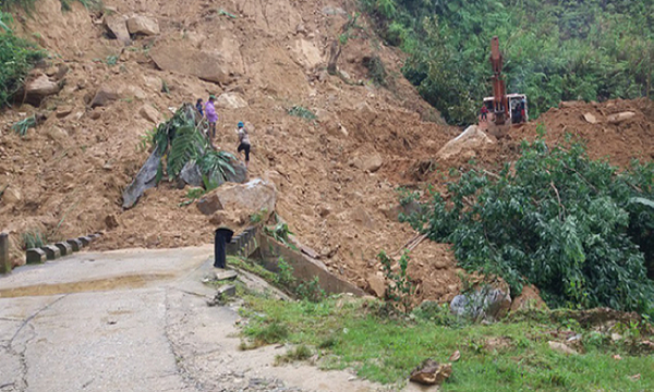 Quảng Nam: Khẩn trương khai thông các tuyến đường bị sạt lở trước Tết