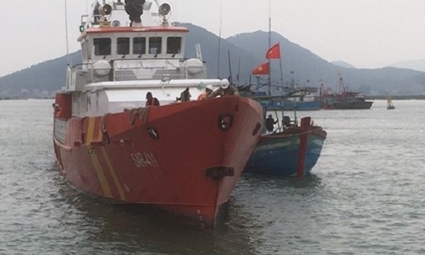 Hà Tĩnh: Kịp thời giải cứu tàu cá cùng 10 thuyền viên gặp nạn trên biển