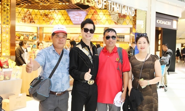 Danh ca Ngọc Sơn được người hâm mộ chào đón nồng nhiệt ở Thái Lan