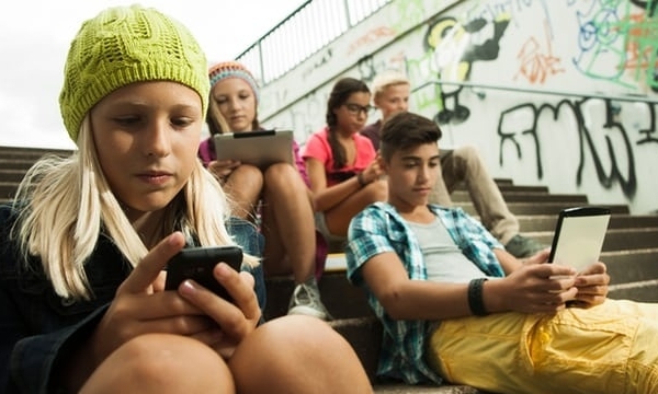 Pháp cấm học sinh Trung, Tiểu học dùng điện thoại di động trong trường