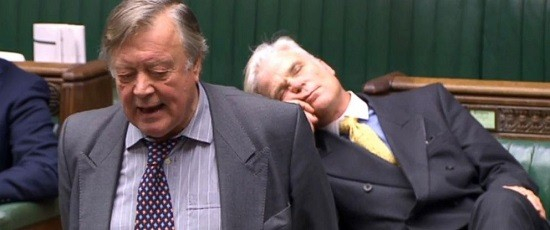 Anh: Nghị sĩ Swayne ngủ say sưa giữa phiên tranh luận Brexit của Hạ viện