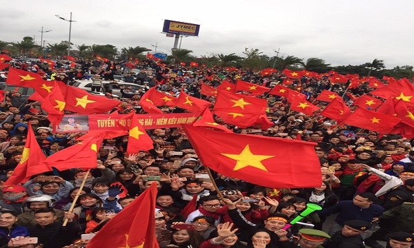 Hà Nội: Cổ động viên khắp nơi đổ về đón U23 Việt Nam khiến các ngã đường đến sân bay Nội Bài 'thất thủ'