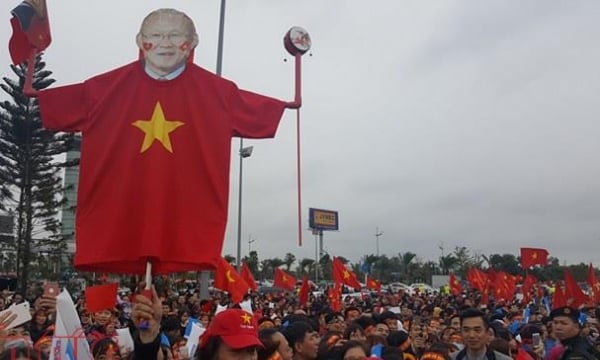Hàng trăm ngàn người Hà Nội đón tuyển U 23 Việt Nam vinh quang trở về