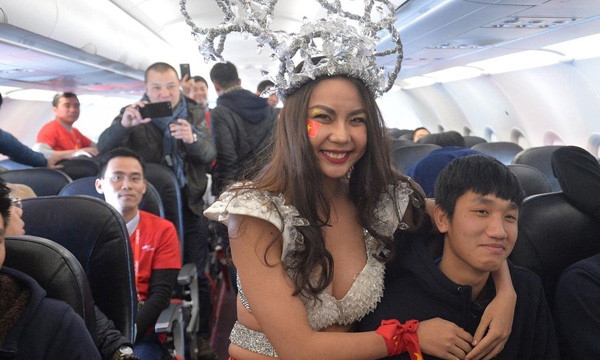 Người mẫu trên chuyên cơ Vietjet Air ăn mặc phản cảm chụp ảnh cùng U23 Việt Nam