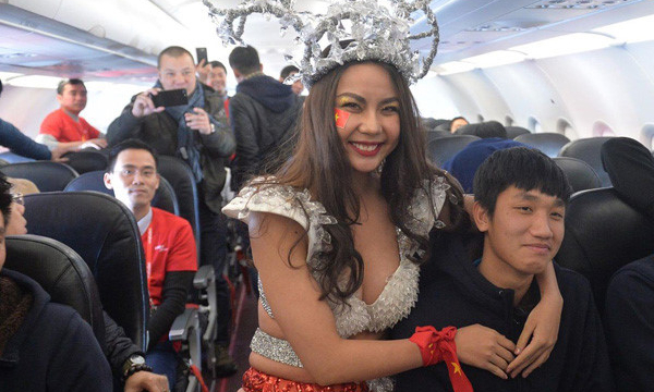 Người mẫu trên chuyên cơ Vietjet Air ăn mặc phản cảm chụp ảnh cùng U23 Việt Nam
