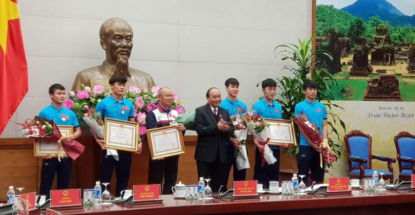 U 23 Việt Nam được Thủ tướng Nguyễn Xuân Phúc trao huân chương