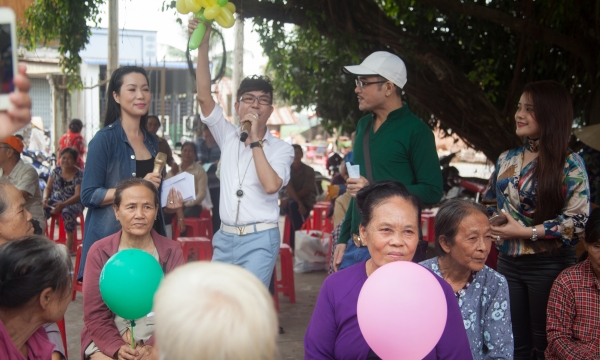 Ca sĩ Long Nhật, Vương Bảo Tuấn và Trúc Chi được bà con Tây Ninh chào đón nhiệt tình