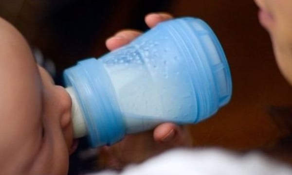 Lo sợ sữa trẻ nhiễm khuẩn đã “có từ Pháp năm 2005”
