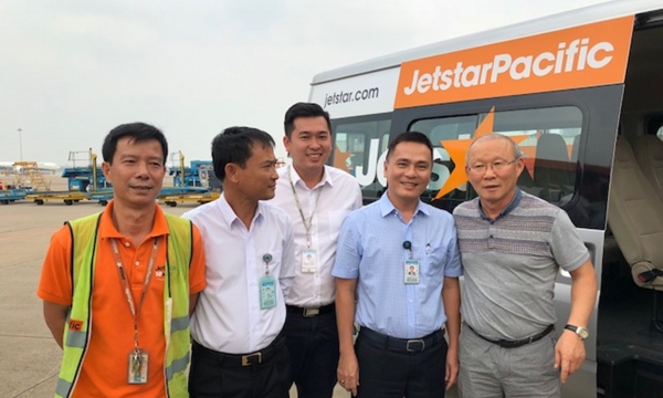 Huấn luyện viên Park Hang-seo và trợ lý bất ngờ đi máy bay Jetstar Pacific