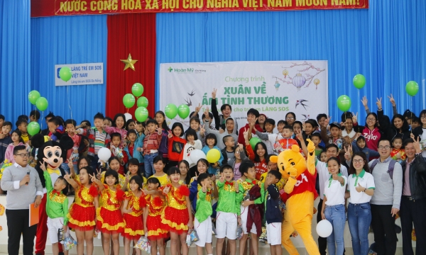 Bệnh viện Hoàn Mỹ Đà Nẵng trao quà  “Xuân về - ấm tình thương” cho trẻ em làng SOS