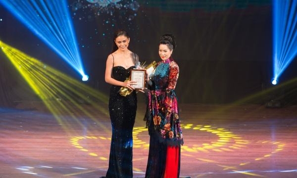Á hậu Mâu Thanh Thủy giành giải thưởng 'Woman of the year 2017'