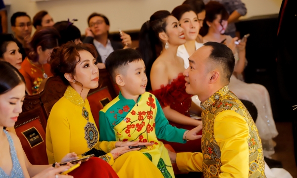 Tiến Luật  cùng con trai cưng 'hộ tống' Thu Trang nhận giải 'nữ Danh hài 2017'