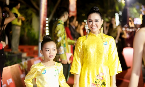 Huỳnh Mến cùng 'học trò cưng' rạng rỡ trên thảm đỏ 'Hội xuân văn nghệ sĩ'