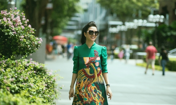Hoa hậu Đinh Hiền Anh thả dáng xuân tại Singapore