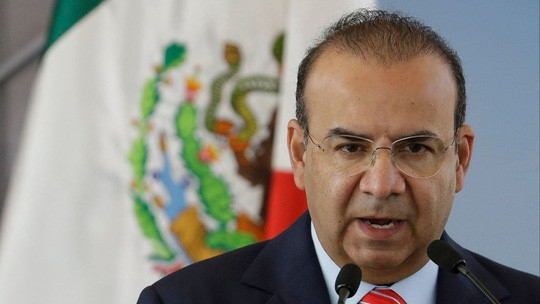 Bộ trưởng Nội vụ Mexico thoát chết vì trực thăng rơi, 9 người chết do cháy tại Trung Quốc