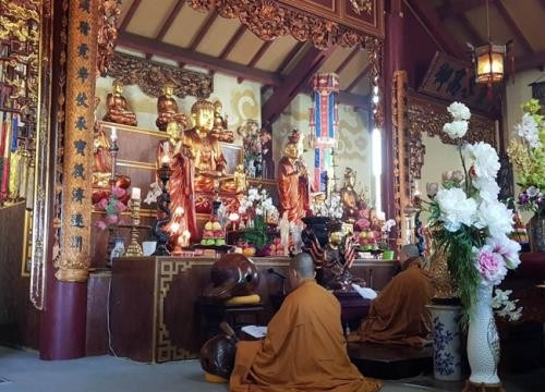 Người Việt tại Paris đi lễ chùa đầu năm Mậu Tuất 2018