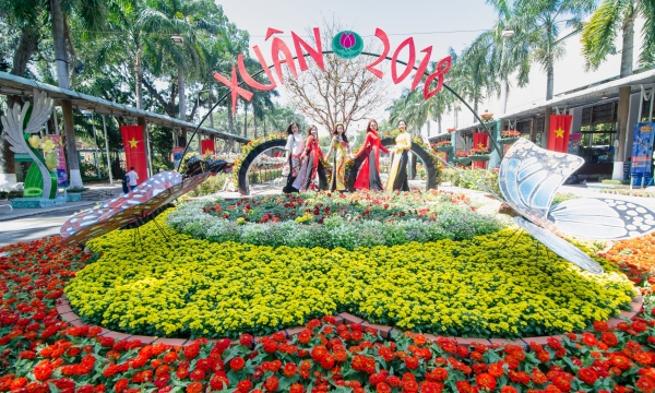 Danh hài Hoài Linh lì xì đầu năm tại Công viên văn hóa Đầm Sen