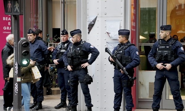 Pháp: Cảnh sát vô hiệu hóa 2 âm mưu khủng bố