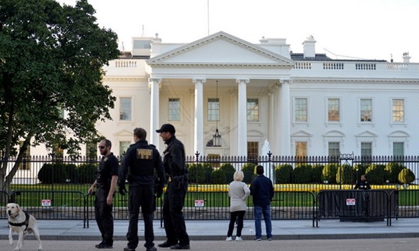 Hoa Kỳ: Nổ súng bên ngoài Nhà Trắng, bắt giữ kẻ giết cha mẹ