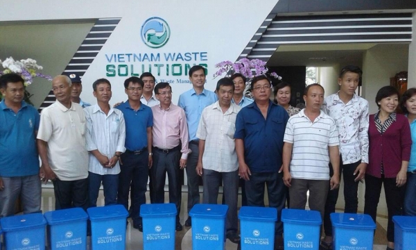 VWS tặng 381 thùng rác để mong muốn người dân nâng cao ý thức bảo vệ môi trường 