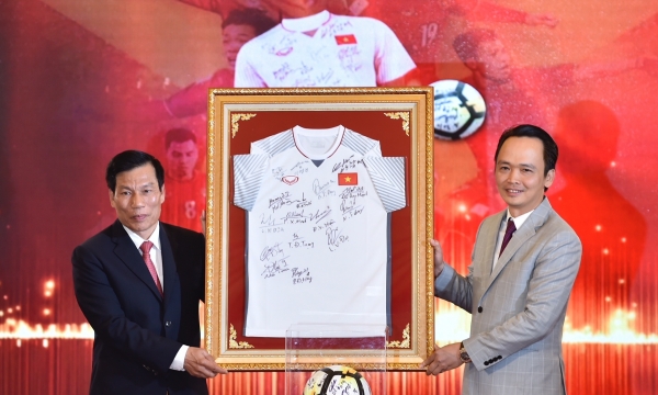 Thủ tướng trao kinh phí từ đấu giá bóng, áo của đội tuyển U 23 cho 20 huyện nghèo