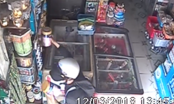 Nam thanh niên vào tiệm tạp hóa trộm 2 hộp sữa trong 'tíc tắc'.