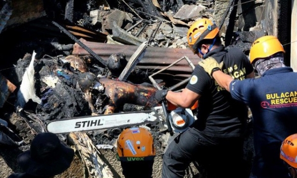  Philippines: Máy bay đâm thẳng vào nhà dân, ít nhất 10 người chết