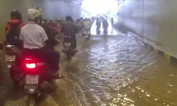 Đà Nẵng: Hầm chui chào mừng APEC bất ngờ bị ngập nước
