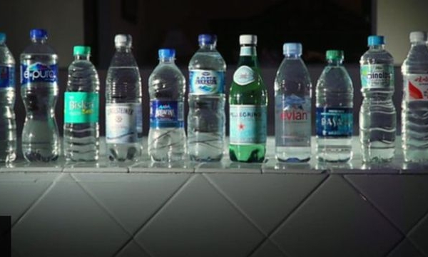 Người tiêu dùng quan tâm: Nước uống đóng chai có những hạt nhựa li ti  