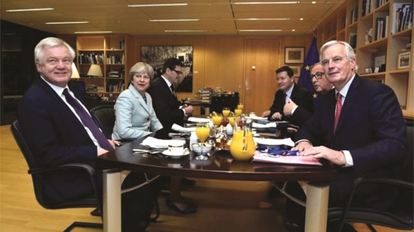 Sổ tay: Thủ tướng Anh thoát hiểm một cách ngoạn mục