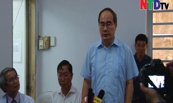 Bí thư Thành ủy Nguyễn Thiện Nhân thăm gia đình nạn nhân trong vụ cháy