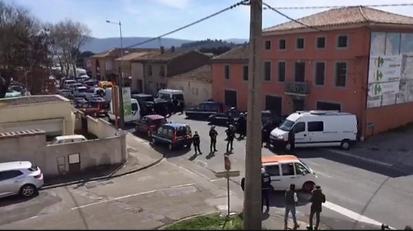 Pháp: IS tấn công siêu thị, giữ 2 con tin, 2 người chết