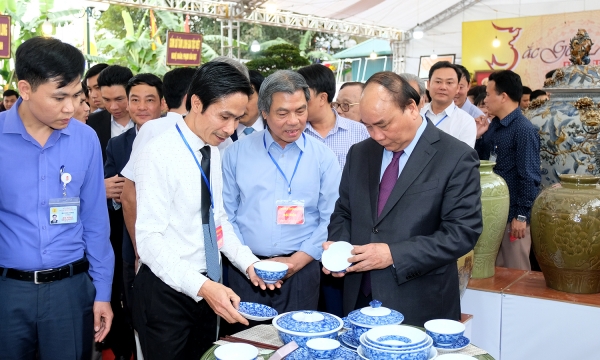 Thủ tướng Nguyễn Xuân Phúc thăm làng  gốm sứ Bát Tràng