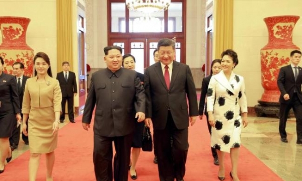 Phu nhân Ri Sol-ju ăn mặc sành điệu khi theo Chủ tịch Kim Jong-un đến Bắc Kinh