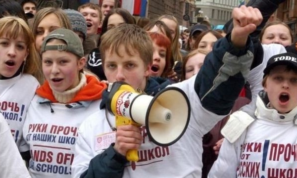 Nga dọa trừng phạt Latvia do “chỉ dạy chữ Latvia”