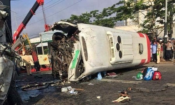 Lâm Đồng: Xe khách đối đầu xe tải khiến 1 người chết, 10 bị thương