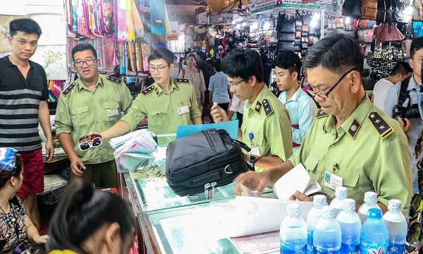 Kiểm tra đột xuất các cơ sở kinh doanh tại chợ Bến Thành, phát hiện nhiều hàng gian, hàng giả