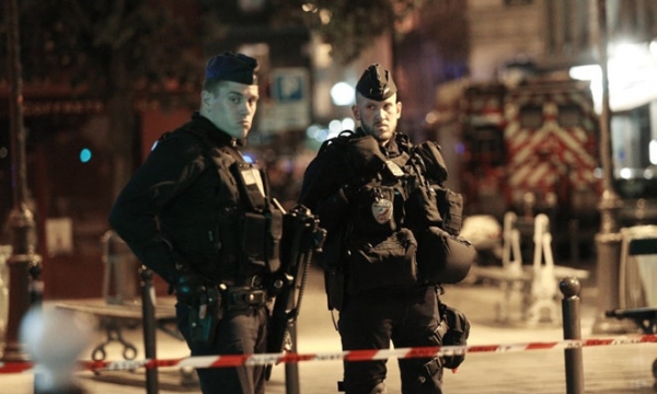 Tấn công khủng bố bằng dao tại Paris, máy bay rơi tại Catalonia, 4 người chết 