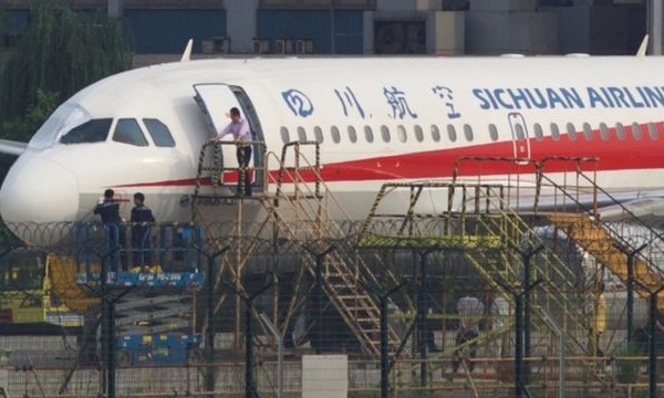 Trung Quốc: Phi công “bị hút nửa người” ra ngoài máy bay suýt chết