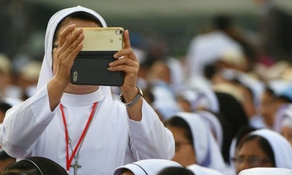 Đức Giáo hoàng Francis chỉ dẫn nữ tu dùng mạng xã hội
