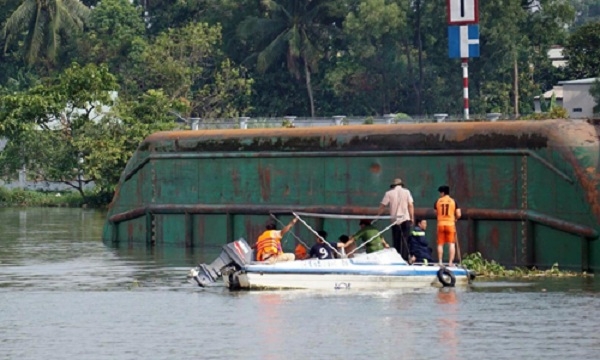 Lật sà lan trên sông Đồng Nai: 2 người tử vong