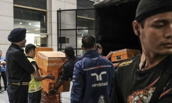 Malaysia: Tịch thu hàng trăm túi xịn chứa USD tại nhà cựu Thủ tướng Najib