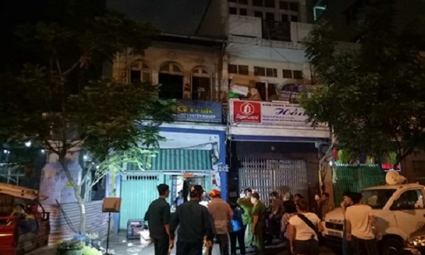 Sập nhà cổ trong đêm tại Sài Gòn